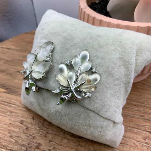 Charpel Vintage Lucite Rhinestone Silver Tone Flower Leaf Clipped Earrings - Picture 6 of 7
